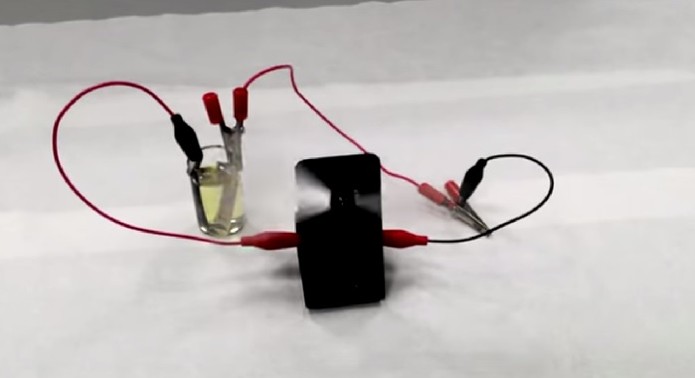 Teste usando bateria fotosensível para alimentar um eletrônico (Foto: Divulgação/Dr. Musthafas lab)