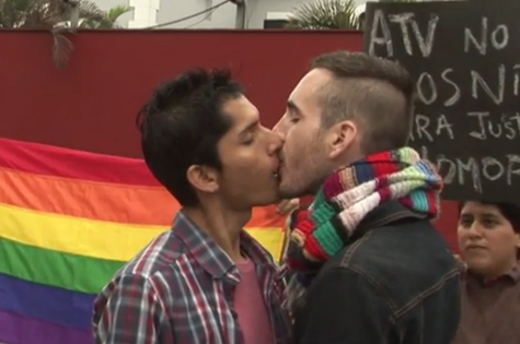 Manifestantes promovem beijaço contra TV peruana (Foto: Reprodução)