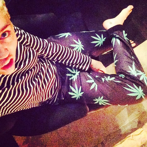 Miley Cyrus posa com calça polêmica (Foto: Instagram/ Reprodução)