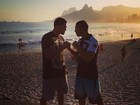 José Aldo e Anthony
Pettis se encaram na
praia do Arpoador (Reprodução/Facebook)
