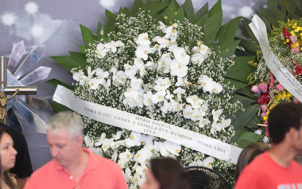 Coroa de flores com os dizeres 