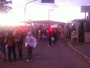 Manifestantes invadiram o Terminal de Integração, em João Pessoa (Foto: Daniel Peixoto/G1)