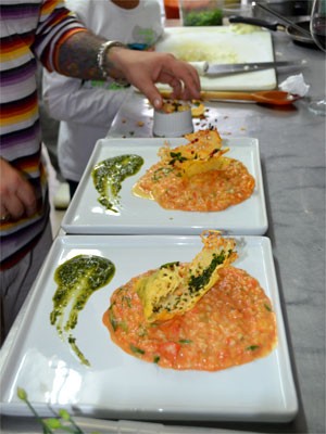 Prato de risoto de tomate com mussarela de búfala, dica para o Dia dos Namorados (Foto: Isabela Leite/G1 Campinas)