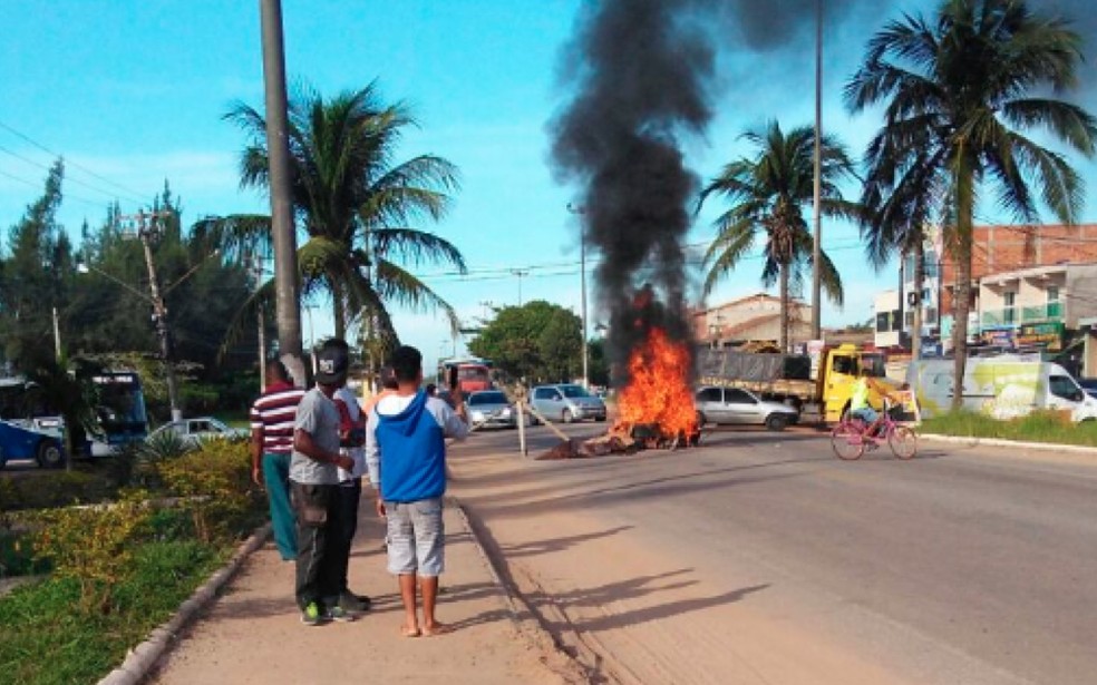 Moradores protestaram contra a falta de segurança na rodovia (Foto: Divulgação/DER)