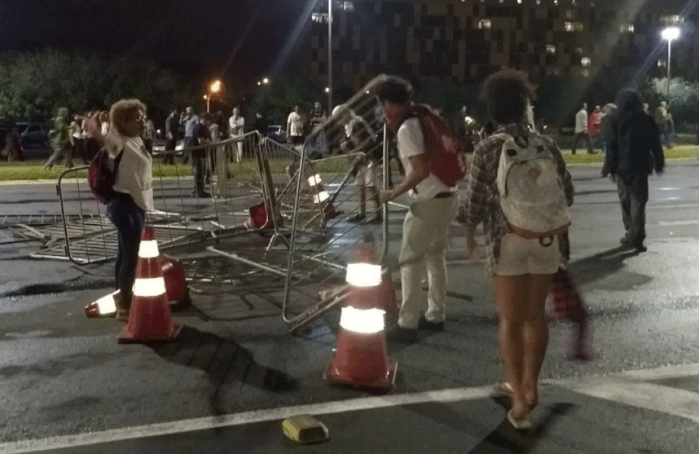 Grupo de manifestantes levou grades e cones para o meio da via (Foto: Marília Marques/G1)
