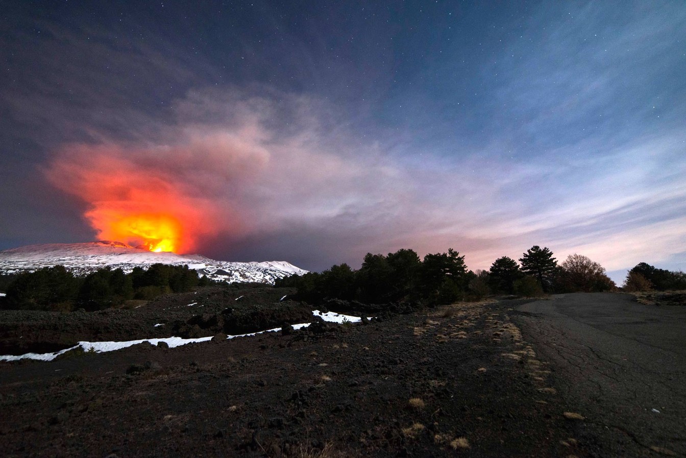 O monte Etna, vulcão mais ativo da Europa, é visto durante erupção no início desta quinta (16) (Foto: Salvatore Allegra/AP)
