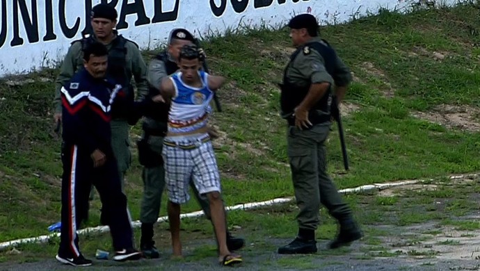 Torcedor preso no Estádio do Junco Guarany de Sobral Ceará (Foto: Reprodução/TV Verdes Mares)