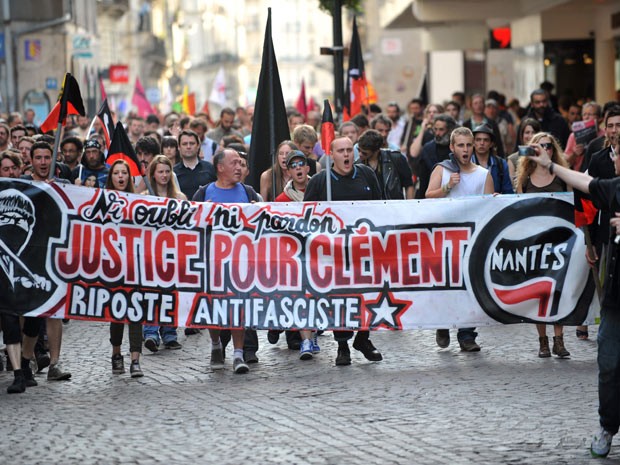 Manifestantes protestam em Paris após a morte de jovem por direitistas: "Nem esquecer, nem perdoar. Justiça para Clément', diz faixa (Foto: AFP)
