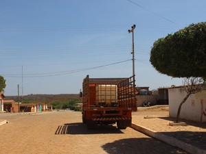 Donos de caminhonetes faturam na cidade com a venda de água (Foto: Patrícia Andrade/G1)