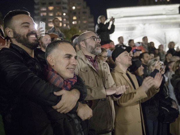 Público assista ao show surpresa de Madonna na noite desta segunda-feira (7) em Nova York em apoio a Hillary Clinton na eleição presidencial americana (Foto: Matt Rourke/AP) Público assista ao show surpresa de Madonna na noite desta segunda-feira (7) em Nova York em apoio a Hillary Clinton na eleição presidencial americana (Foto: Matt Rourke/AP)