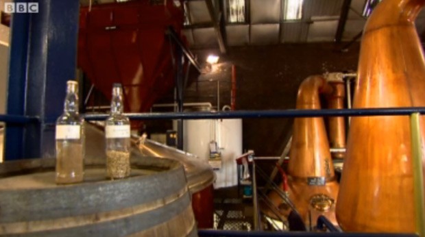 Sobras de uísque escocês serão transformadas em biocombustível (Foto: BBC)