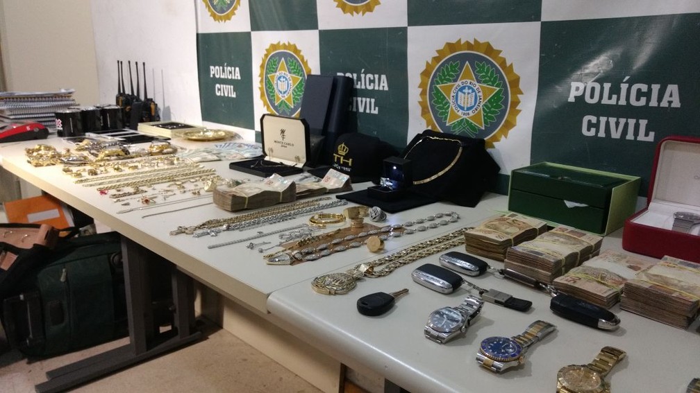 Joias, rádios transmissores e dinheiro foram apreendidos durante a operação (Foto: Nicolás Satriano/G1)