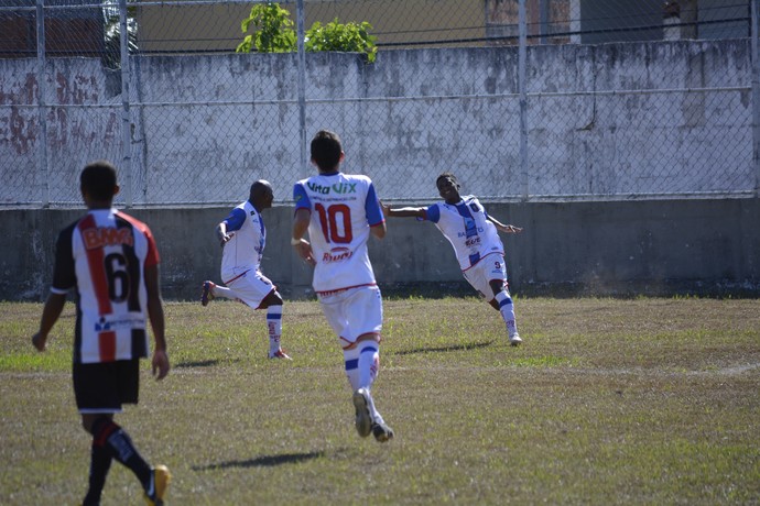 Atacante Willis (à esquerda) comemora o gol marcado na vitória do Sport-ES (Foto: Adriano Barbosa/Serra FC)