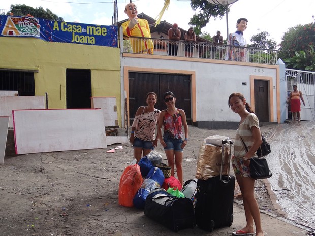 A psicóloga Juliana Cavalcanti (D) e mais duas amigas já estavam de malas prontas para voltar para Aracaju, em Sergipe. (Foto: Manoel Filho/TV Globo)