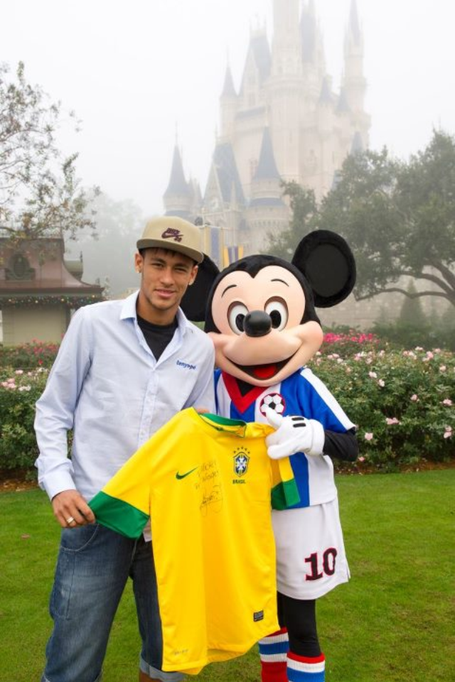 Neymar posa com Mickey na Disney (Foto: Reprodução/Twitter)