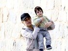 Shakira passeia com o filho em Barcelona