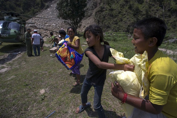 Sobreviventes do terremoto no Nepal carregam suprimentos enviados pelo Exrcito indiano perto de Sirdibas neste sbado (2) (Foto: Athit Perawongmetha/Reuters)