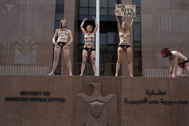 Mulheres protestaram com tinta representando o sangue do abuso sexual em Berlim (Foto: Thomas Peter/Reuters)