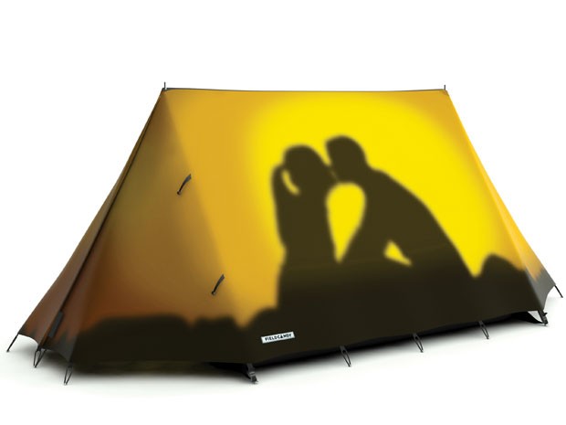 A barraca 'Get a Room' mostra a sombra de um casal se beijando (Foto: Divulgação/FieldCandy)