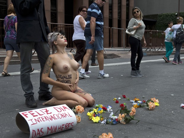 Ativista do movimento pelos direitos das mulheres Bastardxs faz uma performance a favor da legalização do aborto na Avenida Paulista, em São Paulo (Foto: Nelson Almeida/AFP)