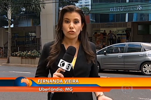 Repórter Fernanda Vieira fala diretamente de Uberlândia, Minas Gerais, sobre o estado de saúde do promotor.  (Foto: Divulgação | TV Integração)