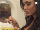 Gracyanne Barbosa come marmita dentro de avião. Veja vídeo