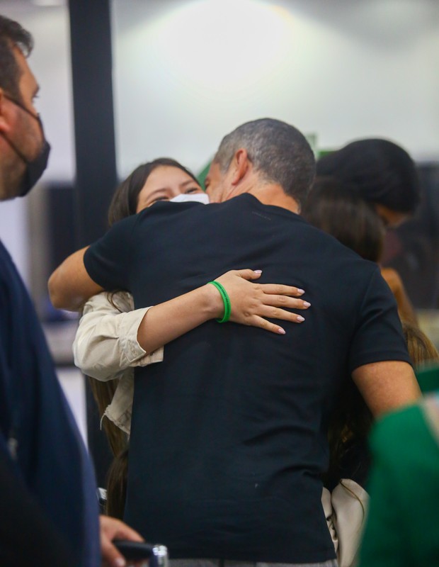Malvino Salvador recebe a filha mais velha, Sofia, em aeroporto (Foto: Vitor Pereira/AgNews)