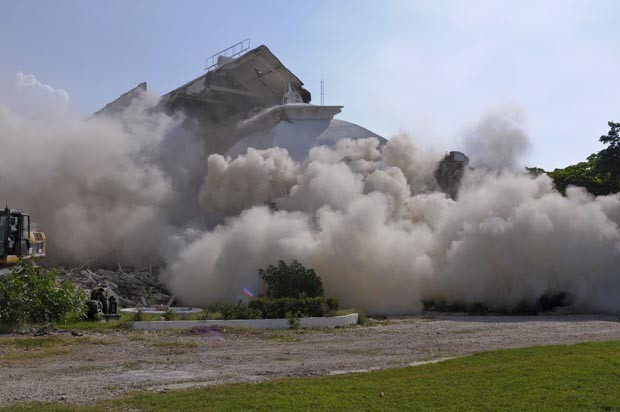 Momento da implosão do prédio destruído pelo terremoto de 2012 (Foto: Swoan Parker/Reuters)