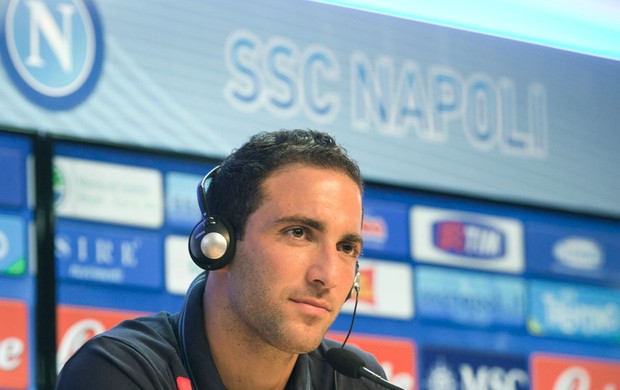 Higuain napoli apresentação (Foto: Agência AFP)