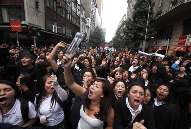 Milhares de estudantes foram às ruas de Santiago, no Chile, nesta quinta-feira (11) para protestar por educação gratuita no país (Foto: Luis Hidalgo/AP)