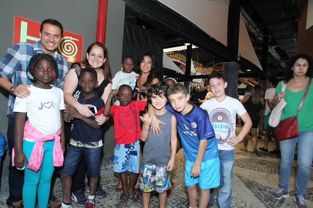 Dani Suzuki  e crianças refugiadas (Foto: Marcello Sá Barretto / AgNews)