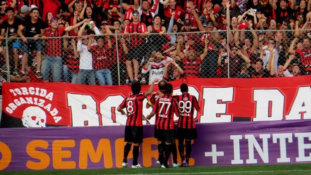 Paulo Baier comemora gol pelo Atlético-PR (Foto: Fernando Freire)