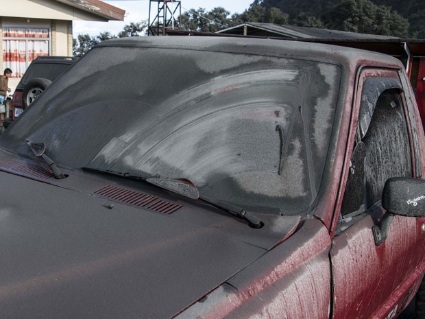 Em San Gerardo de Irazu, na Costa Rica, carros ficaram cobertos de cinzas explidas neste domingo pelo vulcão Turrialba; erupção é a maior em 150 anos, diz instituto local (Foto: Ezequiel Ibecerra/AFP)