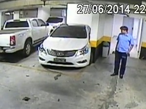 Funcionário de condomínio observa estragos em veículo dentro de garagem (Foto: Reprodução/TV Anhanguera)