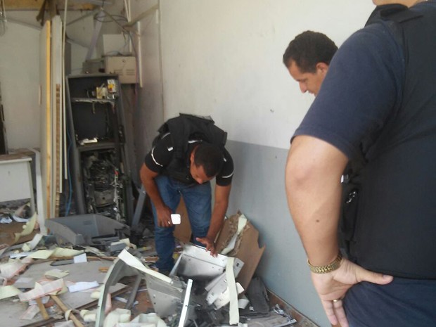 Agentes da Seic investigam explosão em caixas eletrônicos em São Luís Gonzaga do Maranhão  (Foto: Reprodução/TV Mirante)
