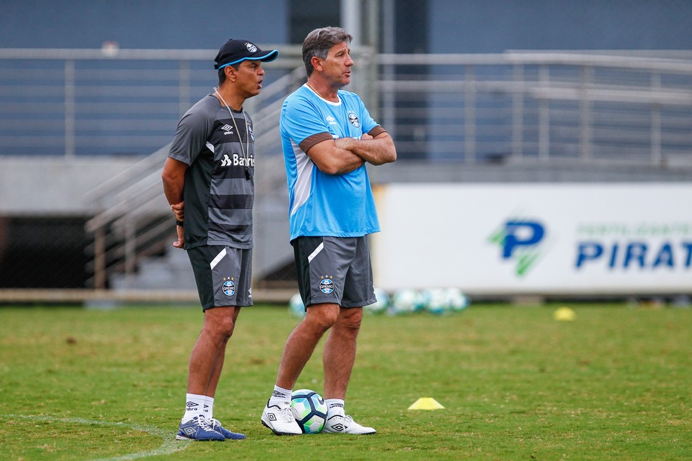 Renato e seu auxiliar e braço direito Alexandre Mendes (Foto: Lucas Uebel/Grêmio)