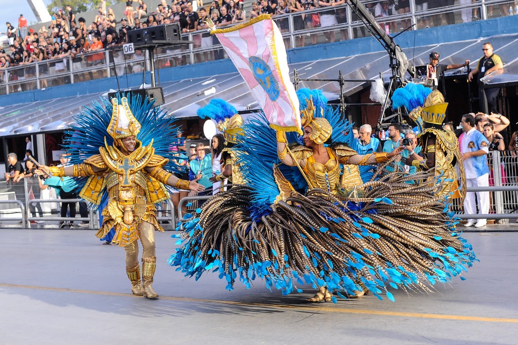 Marquinhos e Isabel, o primeiro casal de mestre-sala e porta-bandeira da Rosas de Ouro. Eles representam Osíris e Isis (Foto: Alan Morici/G1)