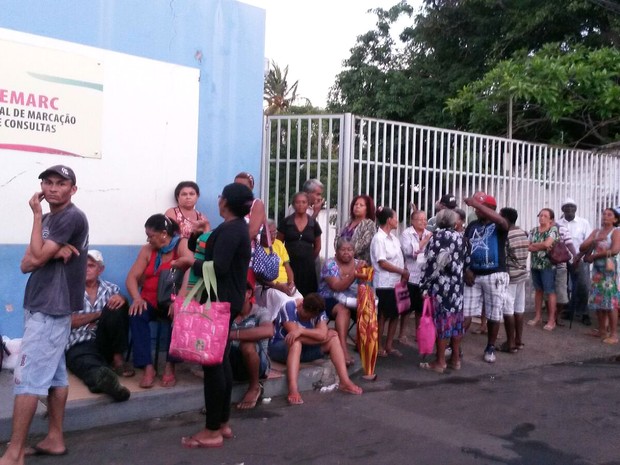 Pacientes estão há três dias na fila da Cemarc em São Luís (Foto: Douglas Pinto / TV Mirante)