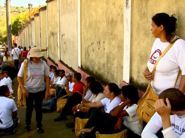 Cerca de 350 profissionais se reuniram para iniciar mutirão contra o Aedes aegypti em Passos, MG (Foto: Reprodução EPTV) Cerca de 350 profissionais se reuniram para iniciar mutirão contra o Aedes aegypti em Passos, MG (Foto: Reprodução EPTV)