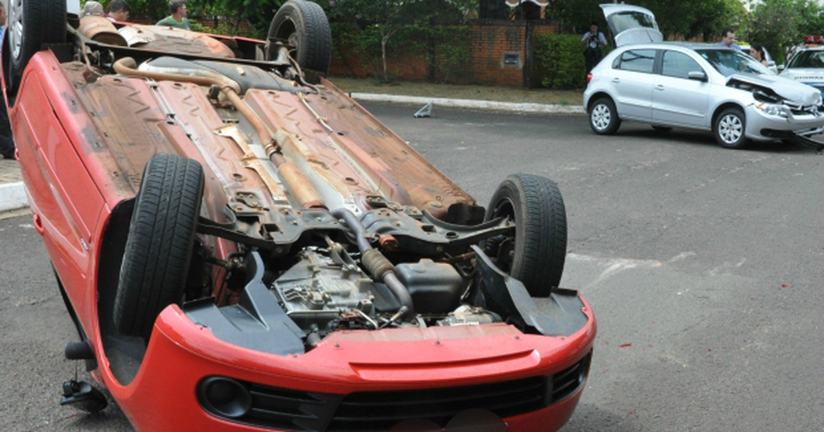 G1 Carro capota depois de bater em outro veículo em Campo Grande