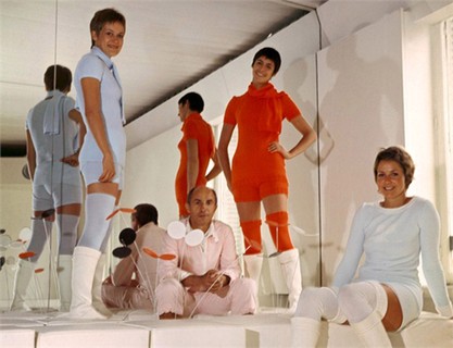 André Courrèges e modelos vestido suas criações em 1976    