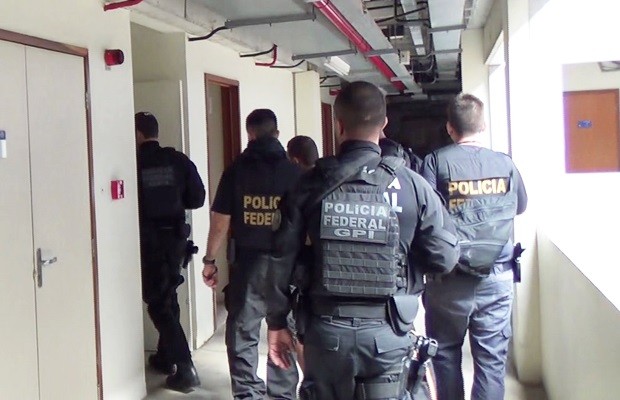 Agentes da PF partiram para dar cumprimento a quatro mandados de prisão e quatro de busca e apreensão em duas cidades da Grande Natal (Foto: Divulgação/PF)