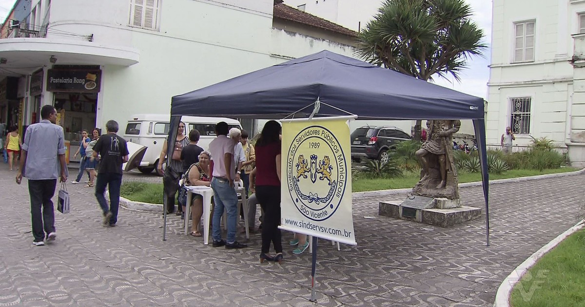 G1 Servidores protestam contra atraso do