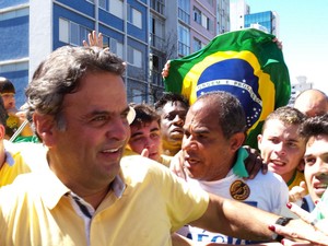 Aécio deixa ato em BH  (Foto: Raquel Freitas/G1)