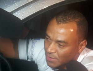 Cafu d&aacute; entrevista antes de gravar comercial em Santos (Foto: Bruno Gutierrez)