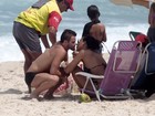 Talita troca beijos com Rafael em praia e dá ajeitadinha no biquíni