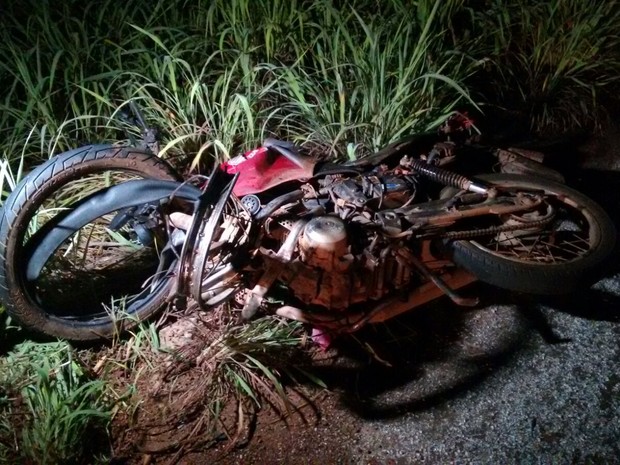 Motocicleta ficou completamente destruída após acidente (Foto: Divulgação/Fernando Vieira)