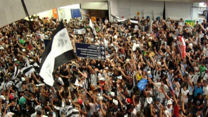 Torcida lota aeroporto em desembarque do time após acesso (Foto: Cearasc.com/Divulgação)