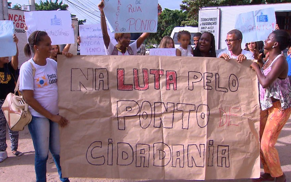 Grupo protesta em Salvador por conta de fechamento dos pontos de atendimento a pessoas em situação de rua  (Foto: Imagem/ TV Bahia)