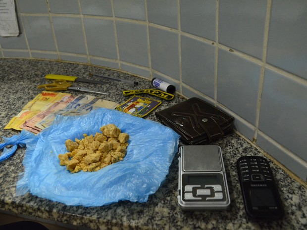 De acordo com a polícia, material apreendido foi encontrado nas partes íntimas da mulher presa (Foto: Anne de Freitas/G1 RR)